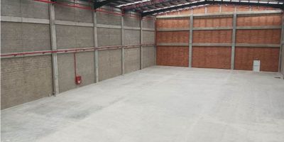 Ubicada en la Zona de Rionegro, esta bodega ofrece todas las condiciones ideales para operaciones logísticas, industriales y de comercio exterior.

Características principales:


 
 Área total: 1.923,43 m²

 
  
  Bodega: 1.624,25 m²
  
  
  Mezanine: 299,18 m²
  
 
 
 
 Altura libre: 12 metros
 
 
 Capacidad del piso: 5 ton/m²
 
 
 Muelles de carga: 2
 
 
 Capacidad eléctrica instalada: 45 kVA
 


Canon mensual: $55.799.470 + IVA + ADMINISTRACION
(La administración corre por cuenta del arrendatario)

Ventajas de ubicación y operación:


 
 Entrega inmediata para iniciar operaciones sin contratiempos.
 
 
 Infraestructura moderna y diseñada para empresas que requieren eficiencia en logística, almacenamiento y distribución.
 
 
 Excelente conectividad vial hacia Medellín, el Aeropuerto José María Córdova y los principales corredores de la región.
 

