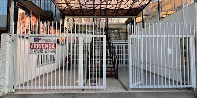 ¡Atención inversionistas y emprendedores de salones y spa de belleza, vitrinas comerciales, restaurantes, licores y delicatessen! No dejen pasar esta oportunidad de rentar un local de 174 m2 en la exclusiva zona Lisboa norte. Ubicado en un 2do piso tiene 7.00m de frente y 20.00m fondo, más un espacio cubierto de 37m2 en el 1er nivel. Su ubicación estratégica con alto tráfico, garantiza una excelente visibilidad y potencial de crecimiento para su negocio. ¡Contáctanos y programa una visita!