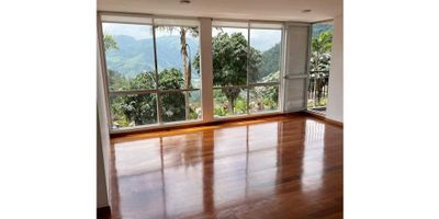 Lindo apartamento en venta ubicado en la hermosa ciudad de Manizales, en el departamento de Caldas. Este inmueble cuenta con una amplia área de terreno de 129 metros cuadrados y una construcción de 134 metros cuadrados, de los cuales 134 metros cuadrados son de uso exclusivo para ti y tu familia. Perfecto para aquellos que buscan comodidad y amplitud en un único lugar.

Este apartamento cuenta con 4 acogedoras alcobas, ideales para recibir a tus invitados o para alojar a toda tu familia. Además, dispone de 3 baños completos para mayor comodidad y privacidad de todos los miembros de tu hogar. También encontrarás 2 garajes, para proteger y guardar tus vehículos con total tranquilidad.

Una de las ventajas más destacadas de este inmueble es que admite mascotas, para que puedas vivir con tu compañero de cuatro patas sin preocupaciones. Además, cuenta con servicios indispensables como agua, electricidad y gas domiciliario. También encontrarás armarios empotrados en varias áreas del apartamento, para almacenar y organizar todas tus pertenencias.

Si te gusta disfrutar de un buen balcón con una vista panorámica de la ciudad, este apartamento es perfecto para ti. También cuenta con un baño auxiliar, ideal para tus visitas, y un baño en la habitación principal para mayor privacidad y comodidad. Además, dispone de una biblioteca/estudio, perfecta para trabajar o estudiar desde casa.

Nuestra cocina integral cuenta con todo lo necesario para que puedas cocinar tus platillos favoritos sin salir de casa. Además, disponemos de un calentador para que tengas agua caliente en todo momento. Encontrarás también un citófono/intercomunicador para comunicarte con tus visitas y vecinos de manera fácil y segura.

Con su suelo de cerámica/mármol y sus ventanas dobles, este apartamento es perfecto para mantener una temperatura agradable y para aislar cualquier ruido exterior. Cuenta también con una zona de lavandería independiente, un comedor auxiliar y su piso 