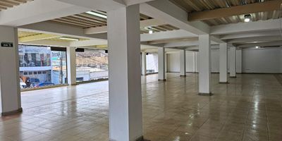 Local en arriendo en la Avenida 30 de Agosto en área independiente cerca a rutas de transporte público y servicios complementarios de la zona. Cuenta con un amplio espacio con pisos en cerámica, un baño, cableado de red, techo cielorraso. También contiene nueve parqueaderos descubiertos. Inmueble sujeto a verificación de disponibilidad.