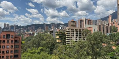 Apartamento de 219 metros en CATAY. con balcon amplio y vista a la reserva sin registro , sin ruido 3 habitaciones, principal con baño remodelado. Alcoba del servicio, Piso marmol, Cocina cerrada y amplia toda en madera . Zona de ropas, habitación despensa que se puede usar de cuarto util, habitacion de servicio y zona de ropas amplia. Closet de linos, Sala amplia y comedor independientes muy amplios, 2 parqueaderos sencillos al lado del ascensor. excelente zona cerca a milla de oro, provenza, sector d el atomatera pero en sector muy tranquilo y con vista . unidad con espacio verder, salon social, gym y juegos de niños. vecindad muy tranquila. 
