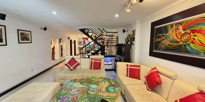 Tu nuevo hogar te espera en el corazón del sur de Cali!
Imagina despertar cada día en un lugar donde todo lo que necesitas está a solo unos pasos.
Vivir en una zona central, exclusiva y segura, con acceso inmediato a centros comerciales, clínicas, droguerías, supermercados, y rodeado de vías principales que conectan con toda la ciudad.
Y si te gusta el deporte o compartir en familia al aire libre, estarás a pocos metros del icónico Parque del Ingenio, un pulmón verde donde la vida cobra ritmo, salud y alegría.
Esta casa es más que una propiedad: es una oportunidad de construir una vida plena, donde la comodidad y el bienestar se combinan con una ubicación privilegiada.
 Precio de venta negociable. ¡Queremos que este sueño también sea posible para ti!
 Contáctanos hoy mismo y agenda tu visita.
El hogar que siempre soñaste... ¡te está esperando!