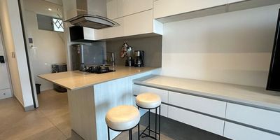 Apartamento tipo suite amoblado y equipado en arriendo ubicado al norte de la ciudad de Barranquilla, cuenta con un área de 42m2, cocina integral abierta, incluye electrodomésticos nevera, horno, aire acondicionado, lavadora secadora, cuenta con Balcón y un moderno baño. Lobby tipo hotel, salones para coworking, terraza comunal con jacuzzis y spa, dos ascensores y planta eléctrica con suplencia total. Ubicado muy cerca a supermercados, centros comerciales, restaurantes, colegios y universidades. Cod: 299