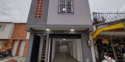 ¡Te ofrecemos la oportunidad perfecta para vivir y emprender! 
Esta casa de dos pisos ubicada en la Urbanización Manzanares en Candelaria Valle, es el lugar ideal para tener su emprendimiento o negocio propio con todas las comodidades sin salir de casa. 
En el primer piso cuenta con un local de 60 mts totalmente iluminado, con baño privado y zona de oficios. En el segundo piso se encuentra una vivienda muy acogedora con dos habitaciones, baño, sala comedor, cocina y parqueadero para Moto.  **Se alquila la casa completa**.

Su ubicación en un sector con alta proyección residencial y comercial, hacen de esta propiedad la mejor opción para vivir con tranquilidad mientras haces crecer tú negocio propio. 
¡Contáctanos para más información y agendar tú visita!