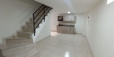 Comodo y acogedor apartamento, dos plantas, cuenta con dos habitaciones, un baño, cocina integral, red de gas, patio interno, instalacion de lavadora y sala comedor bastante amplia

Facil acceso a transporte publico, parque de las chimeneas, viviendas del sur, centro de la moda

Zona muy tranquila, con tiendas y supermercados cerca, cajeros, farmacias, hoteles, tiendas de ropa, y mucho comercio 
