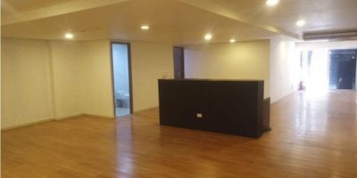 local en renta de 112 metros cuadrados ofrece un espacio amplio y versátil, ideal para diferentes tipos de negocios. Cuenta con un baño mixto y una cocineta, lo que lo convierte en una opción cómoda y funcional tanto para clientes como para colaboradores. Su distribución permite adaptar el lugar según las necesidades de tu actividad comercial.

Ubicado en una zona estratégica, se encuentra a tan solo una cuadra del parque principal de Sabaneta y muy cerca del Centro Comercial Aves María, lo que garantiza un flujo constante de personas y una excelente visibilidad. Es una oportunidad ideal para quienes buscan crecer en un entorno comercial dinámico y con gran afluencia de público.Recuerda que te ayudamos  en todo el proceso de vivienda 
