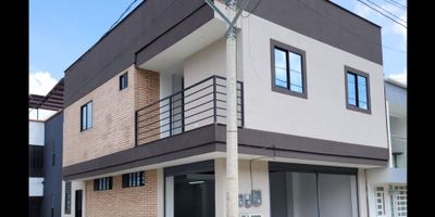 Presentamos esta propiedad tipo apartamento en venta en el municipio de Santa Rosa de Cabal, cuenta con acabados vanguardistas de alta calidad en sus 73.26 m2 y una distribución de espacios inteligentes, sala comedor amplia, cocina integral tipo americana con barra, habitación principal con baño, Wolking closet y balcón, dos habitaciones auxiliares con closet, un baño auxiliar o compartido con habitaciones, zona de ropas y una terraza independiente con servicios, lista para adecuación de un segundo apartamento.
