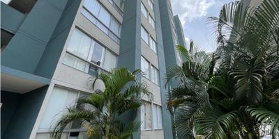 Apartamento como nuevo ubicado en Alameda del Río, con un área de 56 m² muy bien distribuida. Cuenta con 2 habitaciones principales y una habitación auxiliar, todas con clóset (3 en total), cocina integral, 2 baños, sala de estar y una pequeña área de labores contigua a la cocina. El espacio ha sido decorado con papel de colgadura, cortinas tipo block out y lámparas LED, lo que le da un toque moderno y acogedor.

El valor del arriendo es de $1.350.000 COP, incluyendo la administración.