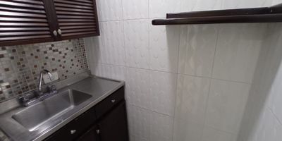 Oficina en arriendo en SANTA MARIA DE LOS ANGELES, Medellín, Antioquia. Este inmueble de 51 m² construidos, con 1 baño y 1 parqueadero, es ideal para su negocio. Ubicada en una zona comercial con fáciles vías de acceso, ofrece amplios espacios e iluminación. El edificio cuenta con vigilancia, aportando seguridad. Su canon de arriendo es de $4.900.000. Para más información o para visitar esta oficina, contáctenos vía WhatsApp o consulte nuestras opciones para ver teléfonos.