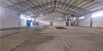 Bodega ubicada en zona industrial estratégica de Villavicencio, ideal para almacenamiento y distribución. Cuenta con un área total construida de 700 m², distribuida en:

Área de almacenamiento: 630 m²  /  Área de oficinas: 70 m² en 2 niveles con ductería para aire 

Especificaciones técnicas:

Altura a la cercha: 4,80 m   /   Altura a la cumbrera: 10,50 m   /   Resistencia de piso: 6 ton/m²

Energía: trifásica, bifásica y monofásica  /   1 tanque elevado de agua (1.000 L) + tanque subterráneo (10.000 L)

Áreas de apoyo:

3 baterías de baños   /   Puerta camión para cargue y descargue

Logística y accesos:

Amplio patio de maniobras de 2.000 m²   /  Servicios públicos de agua y luz (facturación según consumo)   /   Seguridad a cargo del arrendatario

 Una bodega lista para potenciar la eficiencia de su operación con espacios bien distribuidos, infraestructura robusta y ubicación estratégica en la capital del Meta.
