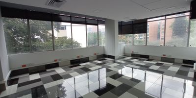 Oficina con acabados modernos, amplios espacios e iluminación, ubicada en zona comercial y fáciles vias de acceso.