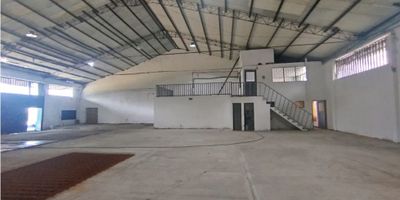 Bodega ubicada en zona industrial, ideal para operaciones logísticas, almacenamiento y distribución, con espacios funcionales y excelente iluminación.

Características del inmueble:

Área construida total: 650 m²  /   Área de oficinas: 15 m² en 2 niveles, con ductería para aire acondicionado    /    Área de almacenamiento: 635 m²    /   Altura a la cercha: 4.80 m

Altura a la cumbrera: 10.50 m  /  Resistencia de pisos: 6 ton/m²  /  Capacidad eléctrica: trifásica, bifásica y monofásica

Tanques de agua: 1 tanque elevado de 1.000 litros + tanque subterráneo de 10.000 litros con hidroflo

Facilidades y dotación:

Puerta camión para vehículos pesados   /   Patio de maniobras de 1.500 m²

Servicios públicos de agua y energía (facturación según consumo)

 
