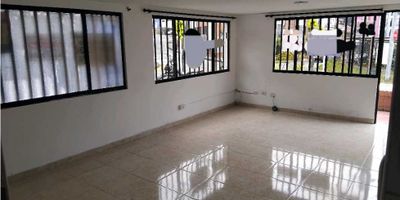 Se alquila moderna oficina en ubicación estratégica: esta oficina se encuentra en un lugar privilegiado de la ciudad, en el sector de la arboleda, con acceso fácil a transporte público y cerca de importantes vías de acceso. Además, se encuentra cerca de colegios, universidades y parques, lo que la convierte en una excelente opción para establecer tu negocio.

Espacio amplio y cómodo para tu equipo de trabajo: el área total de esta oficina es de 95.0 m² y cuenta con una construcción de 96.0 m². Con 3 alcobas, cada uno con amplias ventanas que permiten la entrada de luz natural y una excelente ventilación. También cuenta con 2 baños, uno de ellos en la habitación principal, lo que brinda mayor comodidad a tus colaboradores.

Elegante y bien distribuida: esta oficina cuenta con una distribución inteligente que permite aprovechar al máximo el espacio y garantizar la comodidad. Además, cuenta con detalles en su diseño como armarios empotrados y una moderna cocina integral, que brindan un toque de elegancia y funcionalidad a la oficina.

Acabados de calidad: al ingresar a la oficina, notarás inmediatamente los acabados de calidad que le brindan un estilo sofisticado y moderno. El suelo de cerámica o mármol permite una fácil limpieza y un aspecto pulido. Además, cuenta con doble ventana, lo que reduce el ruido exterior y brinda una mayor privacidad.

Seguridad y comodidad garantizadas: esta oficina cuenta con acceso para personas con discapacidad y acceso pavimentado para garantizar la comodidad de todos los usuarios. Además, cuenta con garaje y parqueadero para visitantes, lo que facilita el acceso y brinda mayor seguridad.

Zona residencial y comercial: encontrar un lugar que combine la tranquilidad de una zona residencial y la comodidad de contar con servicios y comercios cercanos, no es tarea fácil. Pero esta oficina se encuentra en un lugar privilegiado, rodeada de una zona residencial y con facilidad de acceso a comercios y servicios import