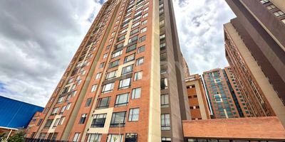 Hermoso apartamento en el conjunto Cierzo, ubicado en Montevideo, con vista privilegiada y gran iluminación natural. Zonas comunes completas: piscina climatizada, coworking, gimnasio, salón de juegos, lavandería y parque infantil. Su excelente ubicación te conecta rápidamente con la Terminal de Transportes de Salitre y el Centro de Eventos Montevideo, además de importantes vías de acceso como la Calle 13, Av. Boyacá y la Calle 26. Una oportunidad ideal para quienes buscan comodidad, valorización y calidad de vida en Bogotá.