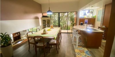 Casa disponible para renta en El Poblado, cerca al Centro Comercial El Tesoro

Esta propiedad combina amplitud, confort y una ubicación privilegiada.

Características principales:
    •    Baño social medio al ingreso.
    •    Hall con acceso a la sala y cocina.
    •    Comedor independiente.
    •    Cocina integral con isla y apertura de vidriera hacia un pequeño espacio exterior.
    •    Zona de ropas.
    •    Sala amplia con excelente iluminación natural.
    •    Deck en madera de gran tamaño, ideal para reuniones sociales.

Área privada:
    •    Habitación principal con baño y vestier.
    •    Tres habitaciones auxiliares (una con baño privado).
    •    Baño social completo.
    •    Sala de estar o de TV amplia.
