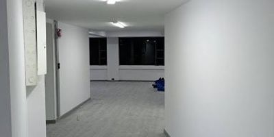 ¡Tu próxima oficina en el corazón empresarial de la ciudad!Arrienda 202 m de espacios modernos y funcionales en el Edificio UGI, disponibles para uso inmediato. Perfecta para empresas de servicios, tecnología, outsourcing y otros sectores que buscan una ubicación estratégica y un ambiente corporativo de primer nivel.Características destacadasTerraza comunal con zona de almuerzoRecientemente remodelada, lista para estrenarExcelente iluminación y ventilación naturalSector estratégico, rodeado de bancos, restaurantes y transporte públicoGarantía de cumplimientoPóliza de arrendamiento a cargo del arrendatario, expedida por compañía aseguradora autorizada.El contrato se realiza directamente con la empresa propietaria, asegurando transparencia y respaldo. Además, se entregan cámara de comercio y certificados de tradición y libertad para tu tranquilidad. Disponibilidad inmediata  agenda tu visita hoy mismo y descubre el espacio ideal para hacer crecer tu negocio.