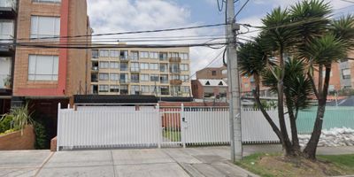 ? ¡Gran oportunidad en ALCALA NORTE!

Se vende amplio casa-lote de 405 m² en total

✨ Detalles del inmueble:


 
 Casa de 405 m² 
 
 
 3 habitaciones
 
 
 2 baños
 
 
 Sala-comedor
 
 
 Chimenea
 
 
 Cocina
 
 
 Parqueadero amplio, hasta 6 vehiculos
 
 
 Zona de ropas
 
 
 Cuarto y baño de servicio
 
 
 Estrato 5 
 
 
 Antigüedad: 50 años
 


? Precio: $2.200 millones

Perfecto para inversión o para vivir en un entorno tranquilo con excelente ubicación.

Contáctanos para más información o agendar una visita:
? WhatsApp: 3249689446
? www.bogotarealestate.com.co
? Síguenos: @bogota.real.estate
