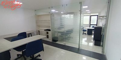 Esta oficina en arriendo en Bucaramanga se ubica estratégicamente en el barrio Centro, sobre la Calle 36. Con 42 m² de área, este espacio profesional está listo para su negocio, dotado con escritorios, sillas y aire acondicionado, ofreciendo un ambiente de trabajo cómodo y funcional. Con 15 años de antigüedad, es una opción ideal para profesionales o pequeñas empresas que buscan establecerse en una zona comercial de alto movimiento en la ciudad, con fácil acceso a servicios y transporte. Es importante destacar que el inmueble no cuenta con parqueadero. Para conocer más detalles de esta oficina en arriendo en Bucaramanga, le invitamos a contactarnos por WhatsApp, solicitar que lo contacten o consultar los teléfonos disponibles.	