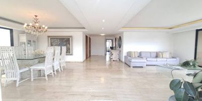 Vive la experiencia de tenerlo todo en un solo lugar. Este apartamento en piso 10, con 284 m de amplitud, te regala una vista inigualable de la ciudad desde sus balcones. La habitación principal es tu refugio con vestier, baño privado y tina las auxiliares comparten un baño cómodo y además cuentas con un estudio con baño independiente. La sala comedor amplio e iluminado, cocina integral para disfrutar en familia o con amigos. Incluye baño social y parqueadero para tres vehículos. El conjunto ofrece motobomba y planta eléctrica, en un sector residencial de alta valorización, rodeado de centros comerciales, restaurantes y todas las facilidades que necesitas a tu alcance. MARCELA BOJACÁ