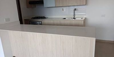 Espectacular aparta estudio sector el tesoro en la ciudad de Medellín, cuenta con 59 metros cuadrados distribuidos en 1 alcoba con baño y Vestier, cocina integral, sala comedor, baño social, zona de ropas y balcón, en piso alto, espectacular vista de la ciudad, en unidad, vigilancia las 24 horas del día, zonas comunes ( piscina adultos, piscina infantil, cancha sintética, parque infantil, sauna, turco, sala de masajes, coworking) parqueadero y cuarto útil. ¡no pierda la oportunidad de vivir en este maravilloso lugar!