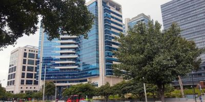 Espectacular oficina de 150 m², ideal para inversión, ubicada en una destacada zona empresarial. Cuenta con nueve espacios de trabajo amplios, pisos en cerámica, cocineta, cuarto de rack, divisiones en vidrio, aire acondicionado y una vista exterior panorámica de 360°. Incluye tres garajes asignados y está situada en un edificio inteligente que ofrece red contra incendios, planta eléctrica de suplencia total, baterías de baños, trece ascensores y acceso a City Park público. Su ubicación es estratégica, cerca de los centros comerciales Hacienda Santa Bárbara y Santana, la Clínica Santa Fe y con fácil acceso a vías principales.