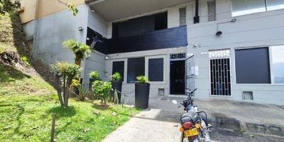 Excelente oportunidad de local en arriendo! Se arrienda amplio local comercial de aproximadamente 125 m, estrategicamente ubicado cerca a la variante de Caldas, en un reconocido centro industrial con alto flujo de personas y facil acceso a transporte publico. Cuenta con tres banos, excelentes acabados, amplia zona interior ideal para comercio, oficinas o almacenamiento, Ubicacion privilegiada para logistica y visibilidad comercial.
Ideal para empresas, puntos de venta, oficinas o servicios que requieran una ubicacion estrategica, central y de alto movimiento. 
Que esperas para comenzar hacer realidad tus suenos, comunicate con uno de nuestros asesores! Canon + IVA +ADMON