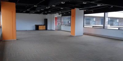 Excelente oficina de 196 m², ideal para inversión, con espacios abiertos y vista exterior. Cuenta con pisos en alfombra, cocineta y cuatro garajes. Está ubicada en un edificio inteligente que ofrece recepción, planta eléctrica de suplencia total, baterías de baños por piso, cafetería comunal, servicio de auditorio y parqueadero público. Su ubicación es estratégica, cerca de vías principales, centros empresariales y el Parque de la 93.
