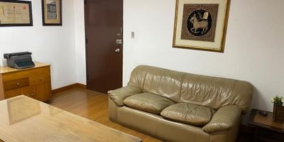 Espectacular oficina de 57 m² ubicada en el noveno piso, con excelente vista exterior. Cuenta con cuatro espacios de trabajo, un baño privado, cocineta, pisos en madera y un garaje. Se encuentra en un edificio que ofrece salón comunal, baños comunales y seis ascensores. Ubicación estratégica, cerca de vías principales, zonas comerciales y estaciones de TransMilenio, lo que garantiza fácil acceso y conectividad.