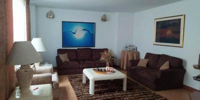 Excelente apartamento dúplex de 151 m², ideal para remodelar según tus necesidades. Cuenta con cuatro alcobas, incluyendo alcoba principal con baño privado, baño social, estudio, sala y comedor independientes, cuarto y baño de servicio, para un total de cuatro baños. Cocina con estufa y calentador a gas, pisos en alfombra y madera, balcón, terraza cubierta, y vista interior que brinda tranquilidad. Incluye dos garajes independientes y depósito. Ubicado cerca de vías principales, con excelente conectividad y acceso a servicios.