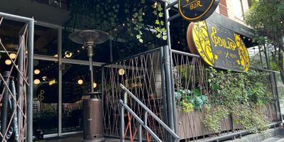 Oportunidad de inversión en una de las zonas más dinámicas y exclusivas de la ciudad. Este local cuenta con un área construida de 150 m², distribuidos en espacios abiertos y funcionales que se adaptan a distintos tipos de negocio. Además, incluye un mezzanine de 43 m² y una terraza de 25 m², lo que ofrece mayor versatilidad y posibilidades de uso. El inmueble está equipado con gas natural, extractor y dos garajes cubiertos, agregando valor y comodidad para operaciones comerciales.
Ubicado a pocos pasos del Parque de la 93, en una zona de alta afluencia peatonal y vehicular, rodeado de restaurantes, comercio y con excelente acceso a vías principales.
Una propiedad con renta activa, ideal para quienes buscan rentabilidad inmediata y valorización a largo plazo.