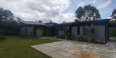 Se vende casa campestre en Monte Sereno Refugio Campestre en el municipio de Retiro - Antioquia consta de 4 habitaciones cada una con bano privado y Vestier, sala comedor amplia e iluminada, chimenea, deck con vista verde, cocina integral con acabados de lujo, despensa, zona de ropas, parqueadero cubierto para dos vehiculos, cuarto util.  