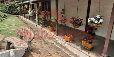 ¡Encuentra tu oasis de paz y tranquilidad Guarne! Te presentamos esta hermosa casa-finca de 5650 m2, ideal para aquellos que buscan espacio, comodidad y estar cerca de la naturaleza. Sector tranquilo con proximidad a la autopista Medellín - Bogotá, escuelas , transporte publico y tiendas. Así mismo cuenta con  espaciosa bodega para tus necesidades de almacenar o laborar en tus actividades favoritas. ¡No dejes pasar esta oportunidad de disfrutar de un pedacito de paraíso cerca de la ciudad! Comunícate con nosotros para conocer este inmueble y hacerlo tuyo.