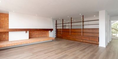 Estupendo apartamento dúplex para venta o renta  en Bogota  completamente remodelado con un moderno diseño que te encantará desde el primer momento. Situado en una ubicación ideal cerca de la variedad de restaurantes de la Zona G, este apartamento no solo te ofrece conveniencia sino también una vista impresionante a las montañas.

Cuenta con una extraordinaria terraza de 40 m² ideal para disfrutar al aire libre, ya sea contemplando la ciudad o compartiendo momentos especiales con amigos y familia. La zona social se destaca con dos salas y un comedor elegantemente separados por una chimenea a leña, creando un ambiente cálido y acogedor. Con una cocina americana abierta que facilita la interacción y un family room perfecto para momentos de relajación

Cuatro habitaciones, cada una con baño privado, estudio, y cuarto de servicio, este apartamento tiene todo lo que necesitas. ¿Qué esperas? ¡Pide tu cita ahora!