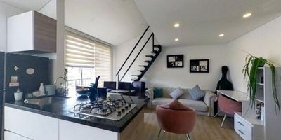 Venta de Espectacular Apartaestudio

Descripción del inmueble

Moderno y acogedor apartaestudio, ubicado en el conjunto San Nicolás, en el sector central de Chía.
Su diseño funcional y excelente iluminación natural crean un espacio ideal para vivir con comodidad o invertir con rentabilidad.

Distribución:


 
 Sala-comedor
 
 
 Cocina integral
 
 
 Altillo aprovechable
 
 
 Zona de lavandería independiente
 
 Piso: 5 (acceso por escaleras)
 Parqueadero: Propio cubierto


Acabados modernos con piso laminado en habitación y zona social, y cerámico en cocina y baño.
Propiedad en excelente estado, libre y sin obligaciones financieras, lista para entrega inmediata.

Zonas comunes del conjunto


 
 Salón comunal
 
 
 Parque infantil
 
 
 Vigilancia privada 24 horas
 
 
 Conjunto cerrado, tranquilo y seguro
 


Ubicación estratégica

Cerca de:


 
 Centro Comercial Porto Bello
 
 
 Colegios Abraham Maslow y Montemorel
 
 
 Universidades La Sabana, El Bosque y CUN
 
 
 Paraderos de transporte intermunicipal
 
 
 Vías principales: Carrera 4 y Calle 4
 


Zona residencial de alta valorización, con excelente acceso a servicios, educación y transporte.

Oportunidad única para vivir o invertir en una de las zonas más atractivas de Chía.
Apartaestudio libre y sin deudas, con documentos al día y listo para habitar.
Agenda tu visita y descubre este espectacular espacio en San Nicolás.

H3
