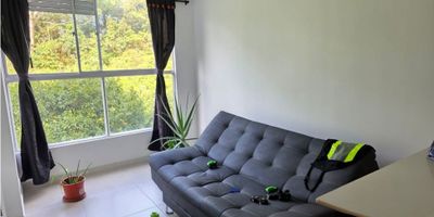 Venta de apartamento Sabaneta, Antioquia, Sector Pan de Azucar, Area 50 mts2 cuenta con 2 alcobas principal con vestier, baño, cocina integral, sala comedor, zona de ropas, parqueadero y cuarto util, ideal para aquellos que buscan un hogar cómodo y moderno.

Entre las características internas de este apartamento, se destacanuna hermosa vista panorámica a la naturaleza.

Al estar ubicado en una urbanización cerrada, garantiza seguridad y tranquilidad para sus residentes.

Esta cerca de colegios, universidades, transporte publico, supermercados, droguerias, iglesias etc.

Ideal para inversion, actualmente rentando.

No pierdas la oportunidad de adquirir este inmueble.  ¡Contactanos y agenda tu cita.!
