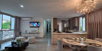 Imagina llegar a casa y ser recibido por un ambiente moderno y acogedor. Este espectacular apartamento es todo lo que has estado buscando. Con una sala luminosa y un comedor que fluye hacia una cocina remodelada en forma de U, cada rincón está diseñado para disfrutar de momentos inolvidables.

Las 3 habitaciones, cada una con su propio baño privado, garantizan la privacidad que tu familia merece. La habitación principal te sorprende con un exclusivo vestier, perfecto para tus outfits más elegantes. Además, el baño social es ideal para tus visitas, mientras que el amplio closet para ropa blanca añade ese toque extra de organización.

Pero eso no es todo el amplio balcón te ofrece vistas impresionantes de la ciudad. Imagina relajarte allí con tu bebida favorita mientras disfrutas del atardecer.

El edificio cuenta con amenidades de lujo que transformarán tu estilo de vida piscina para adultos y niños,  cava de vino, salón social, parque infantil, gimnasio, rooftop con BBQ 