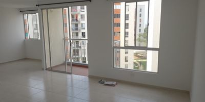 Hermoso Apartamento en unidad residencial Los naranjos Jamundí, con seguridad privada en un gran sector del municipio, cerca de centros comerciales y vías principales. 
Con dos habitaciones, dos baños, cocina integral con estufa y extractor, sal comedor amplia y vista al balcón, parqueadero comunitario y zonas recreativas.