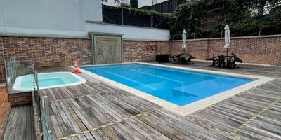 Ubicación privilegiada sector Pinares una de las zonas más exclusivas y de mayor valorización de la ciudad

Área privada 118 m2
3 habitaciones más habitación de servicio con baño privado
2 baños adicionales
Amplia sala comedor
1 parqueadero
Primer piso

Excelente distribución y amplitud
Zona residencial tranquila y segura
Ideal para familias o inversión

Se recibe vehículo o apartamento de menor valor como parte de pago