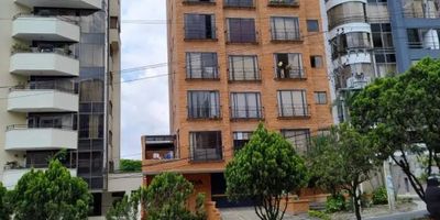 Ubicado en el exclusivo sector de Pinares, una de las zonas de mayor valorización y proyección de la ciudad.

El apartamento cuenta con un área de 77 metros cuadrados distribuidos en

3 alcobas

2 baños

Sala comedor amplia e iluminada

Cocina con barra americana

Parqueadero cubierto

Características destacadas

Excelente distribución

Acabados modernos

Zona residencial de alta valorización y con gran acceso a vías principales

Ideal para vivir cómodamente o como una inversión segura.