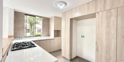 Amplio apartamento de 160 m2 construido, ubicado en el exclusivo sector de Pinares, cerca a la clínica San Rafael. Es un apartamento esquinero que ocupa todo un piso, tipo penthouse, con espacios amplios, iluminados y excelentes acabados.

Características

3 habitaciones luminosas con armarios empotrados

2 baños modernos y equipados

Cuarto de servicio con baño completo

Comedor independiente

Amplia sala de estar con vistas panorámicas

Cocina integral

Zona de ropas independiente

1 espacio de garaje

1 deposito

Único con terraza

Tipo penthouse

130 m2 de área privada más 30 m2 de terraza