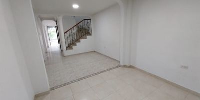 VENTA CASA NORTE DE POPAYAN, EN CONDOMINIO
Es excelente ubicación cerca de todo centro comercial Terraplaza, Supermercados, Iglesia, Sena Norte, Universidades, parques.
Esta vivienda en excelente estado cuenta con Sala Comedor, Estudio, Baño Social, Cocina Integral Independiente, Zona se aseo con patio, tres Alcobas con closet, principal con baño, baño de alcobas.
La unidad cuenta con porteria 24/7 piscina