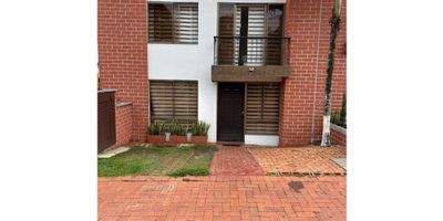 Código  941FR2572 Acogedora casa en venta en la hermosa ciudad de Pereira, ubicada en el departamento de Risaralda. Con una amplia área de terreno de 96 M2 y una construcción de 100 M2, esta propiedad cuenta con espacio suficiente para una familia que busca comodidad y confort en un entorno tranquilo y bien ubicado.

Su área privada de 96 M2 está distribuida en 4 alcobas, perfectas para albergar a toda la familia. Además, cuenta con 2 baños completos, uno de ellos en la habitación principal para mayor privacidad y comodidad. El inmueble también dispone de 1 garaje para resguardar su vehículo y una amplia zona de lavandería para realizar las tareas del hogar de manera cómoda y organizada.

Esta casa permite la convivencia con mascotas y cuenta con servicios de agua y gas domiciliario. Sus amplias ventanas dobles permiten entrada de luz natural y brindan una agradable vista al exterior. En su interior, encontramos una barra estilo americano que conecta la cocina integral con una cómoda zona de comedor.

Además de sus características internas, esta propiedad cuenta con un acceso pavimentado y una excelente ubicación cerca de áreas sociales, centros comerciales, colegios y universidades. También podrás disfrutar de hermosos parques cercanos y un patio ideal para disfrutar de momentos al aire libre en familia.

El conjunto residencial cuenta con piscina para disfrutar en los días calurosos, portería y recepción para garantizar la seguridad de los residentes. Ubicada sobre una vía principal, esta propiedad ofrece fácil acceso al transporte público y se encuentra en un entorno residencial rodeado de zonas verdes y tranquilidad.

No pierdas la oportunidad de adquirir esta hermosa casa en una de las mejores zonas de Pereira. Disfruta de la comodidad y tranquilidad que ofrece vivir en un entorno acogedor con kiosko y todos los servicios necesarios para una vida plena. Contáctanos para más información y agenda una visita hoy mismo. ¡Te esperamos!
