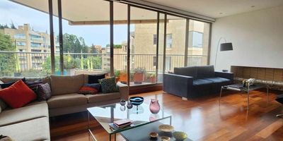 [VEN] ID HOUM: 158338

En Houm te ayudamos de forma fácil y segura. Los beneficios de comprar con nosotros:
    • Te ayudamos a conseguir financiamiento a través de una asesoría personalizada
    • Mediación y seguimiento de todo el proceso
    • Ponemos a tu disposición profesionales en notariado, registro y asesoría jurídica
¡Solo te preocupas de las firmas!

Departamento en venta, ubicado en el barrio Las Colinas de Suba, con una superficie construida de 275.00 m² y superficie total de 275.00 m². 

Sus principales características son:

    • 3 dormitorios
    • 3 baños
    • No Admite mascotas
    • 4 parqueaderos
    • Año de construcción: 2018
    • Bodega
            
Si compras con nosotros, te brindamos asesoría personalizada durante todo el proceso.
        
Más que una inmobiliaria, somos Houm.
*Aplican T&C