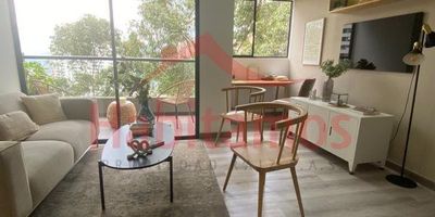 Te presentamos este hermoso Aparta estudio de 45.19m2 ubicado en Altos de las Palmas,  uno de los barrios más exclusivos de Medellín, para estrenar entrega en el 1 primer semestre del 2026. Deslumbrante porcelanato en todas sus áreas que brindan una sensación de amplitud y comodidad. Cocina integral mixta equipada, Sala comedor amplia y luminosa, ideal para recibir visitas, balcón privado, útil , baño completo con acabados de primera. Zona de lavando y closet organizado contara con piscina, gimnasio totalmente equipado.  Parqueadero de visitantes y ascensor. 
Ubicado a pasos de colegios reconocidos y centros comerciales donde encontrarás de todo. Transporte público a la mano las 24 horas. Área común con juegos infantiles y zona verde. 
¡Ven a disfrutar de esta oportunidad única! Aparta estudio ideal para parejas o personas independientes que buscan comodidad y estilo en uno de los sectores más exclusivos de la ciudad"
Esta es una propuesta que resalta las principales características y 