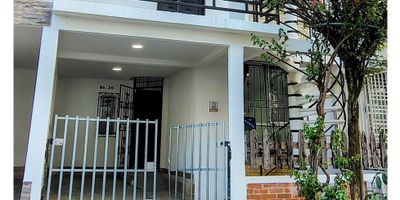 Arriendo aparta estudio en Jamundí valle barrio Zaragoza, este hermoso aparta estudio cuenta con un área de 72 m² distribuidos en 4 ambientes, ideal para quienes buscan comodidad y una ubicación estratégica. Consta de Sala amplia y ventilada, Cocina integral moderna, Habitación con vestier, Baño social y Patio, cuenta con Parqueadero para carro y con servicios incluidos de Agua, energía y gas, queda a pocos minutos del Hospital Piloto de Jamundí, Cerca del Centro Comercial Alfaguara y supermercados de cadena, Fácil acceso a avenidas principales y transporte público. Para mayor información no dudes en contactarme.
