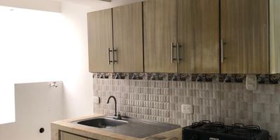 Se arrienda acogedor apartamento en segundo piso, ubicado en estrato 2. Cuenta con 1 habitación, 1 baño, cocina, zona de ropas y 35 m2 construidos. Ideal para una persona o pareja que busca comodidad y economía. El canon de arrendamiento es de $450.000 mensuales, e incluye servicios públicos. Excelente opción para vivir tranquilo y bien ubicado