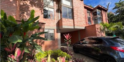 Cómoda casa para remodelar, cuenta con un amplio jardín, ubicada en una de las mejores zonas de Envigado, cerca al mall de City plaza y Guadalcanal.Casa ideal para remodelar, son dos niveles, ven y conoce una unidad muy familiar y tranquila, zona con fácil transporte y acceso. 