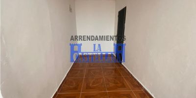 CASA EN ARRIENDO SECTOR ARANJUEZ

UBICACIÓN:  ARANJUEZ

110 MTS

CANON DE ARRENDAMIENTO:  $2.200.000

CÓDIGO DEL INMUEBLE:  2949

2DO PISO

4 HABITACIONES 

4 CLOSETHS

2 BAÑOS CABINADOS

COCINA INTEGRAL

SALA COMEDOR

RED DE GAS 

2 PATIOS

ZONA DE ROPAS

PISO EN CERAMICA

BALCÓN

ESTRATO 3

ILUMINACIÓN: BUENA ILUMINACIÓN NATURAL

UBICACIÓN: EXCELENTE ACCESO Y CERCANÍA A SERVICIOS PRINCIPALES

PARA MÁS INFORMACIÓN, COMUNÍCATE CON NOSOTROS A TRAVÉS DE:

WHATSAPP: 324 575 2523 3105176095
