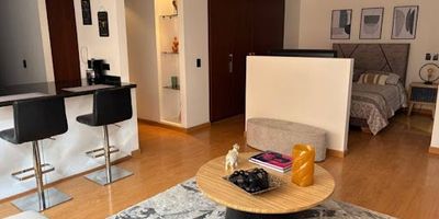 Apartamento en arriendo ubicado en el Virrey frente al parque, tiene 54 Mts, en un 5 piso 15 años, vista interior con buena iluminación natural, totalmente amoblado y dotado todo para estrenar espacio abierto, una alcoba, 1 baño, sala amplia con sofá cama, un espacio con escritorio para trabajo en casa, comedor en barra, cocina abierta zona de lavandería, lavadora secadora, un garaje cubierto y deposito, no se arrienda por cortas temporadas, se arrienda por año.