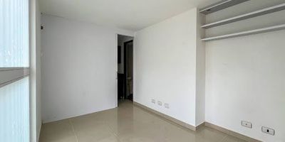 Apartaestudio de un solo ambiente en arriendo ubicado en El Portal, Envigado. Cuenta con bonitos acabados. Dispone de cocina semi integral con estufa de dos puestos de luz y un baño sin cabina con tina eléctrica. Se encuentra en una zona residencial tranquila, a solo dos cuadras del centro comercial Viva Envigado y a cuatro cuadras de la estación del metro de Envigado. Además, está cerca de El Colombiano, Clínica Nova, centro comercial Metro Sur y vías principales como la Avenida Las Vegas y la Avenida El Poblado. Cuenta con excelente acceso a transporte público y los servicios públicos son comerciales.